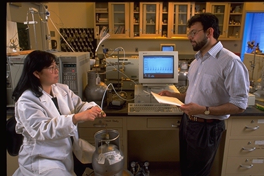 Photograph of Prof. Mitra with Naihong Zhu (PhD 1997) at work